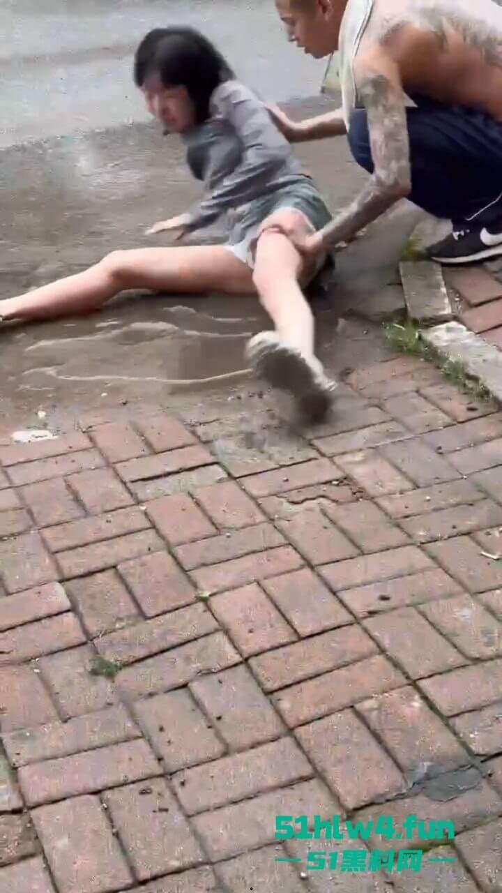 辽宁沈阳妹子磕药过度形如丧尸出街，被纹身男按进臭水沟无情蹂躏视频曝光！-4