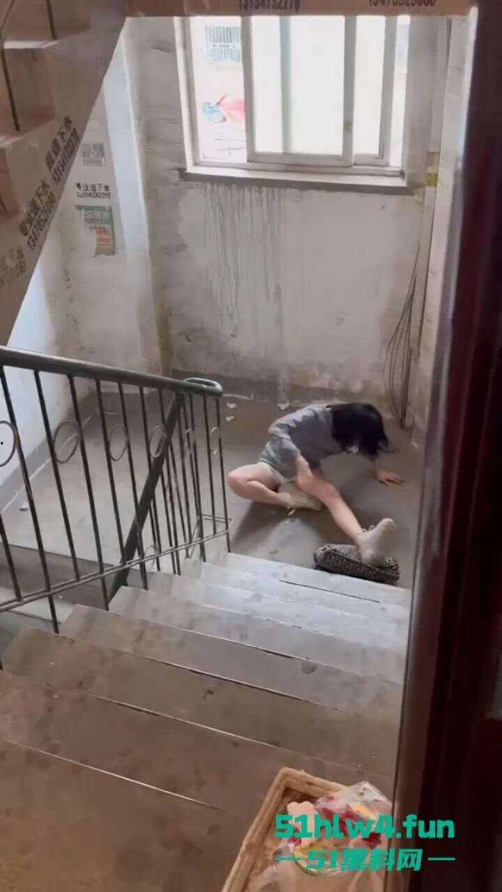 辽宁沈阳妹子磕药过度形如丧尸出街，被纹身男按进臭水沟无情蹂躏视频曝光！-8