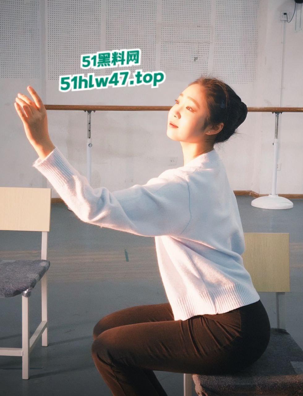 北京现代音乐学院,大三舞蹈校花【庄乔烨】校外金主包养,调教约炮视频流出。-13