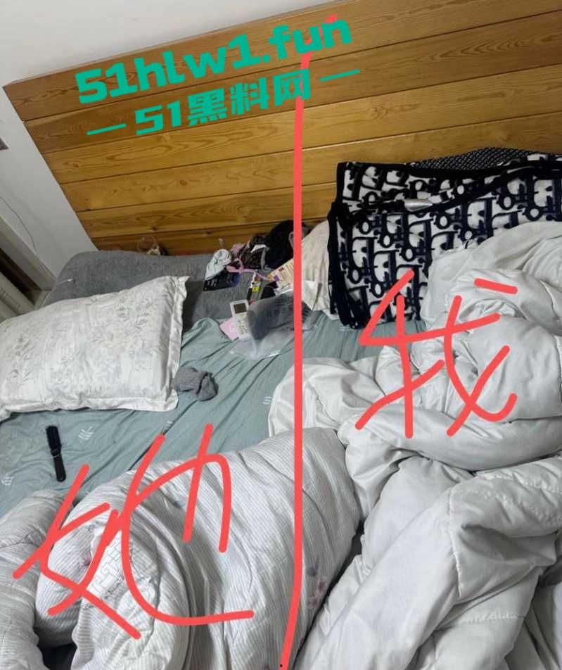 常州精神小妹【费雨心】爆炸性丑闻,一个月换6个男人,射精一床让闺蜜睡,内裤随手扔枕头简直离谱!-4