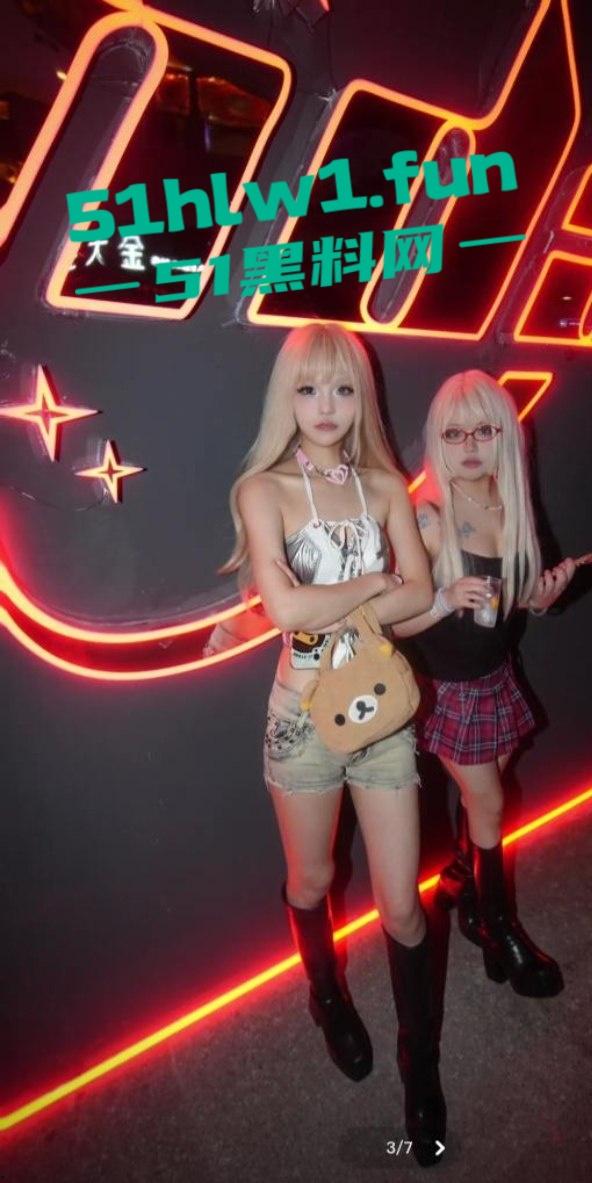 常州精神小妹【费雨心】爆炸性丑闻,一个月换6个男人,射精一床让闺蜜睡,内裤随手扔枕头简直离谱!-22