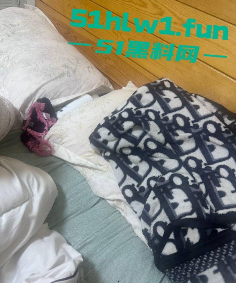 常州精神小妹【费雨心】爆炸性丑闻,一个月换6个男人,射精一床让闺蜜睡,内裤随手扔枕头简直离谱!-27