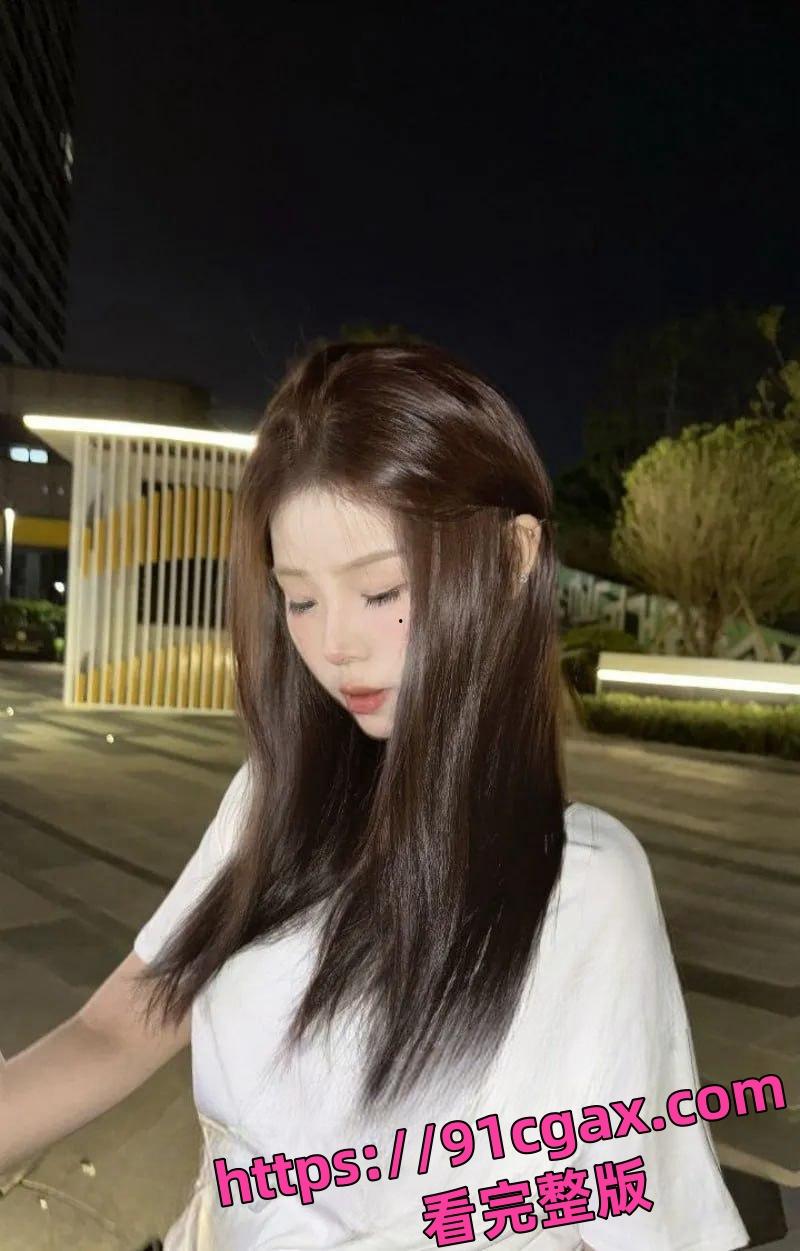 野外口交车内中出！极品尤物跪地求操，保时捷车主野外性爱视频流出！-1