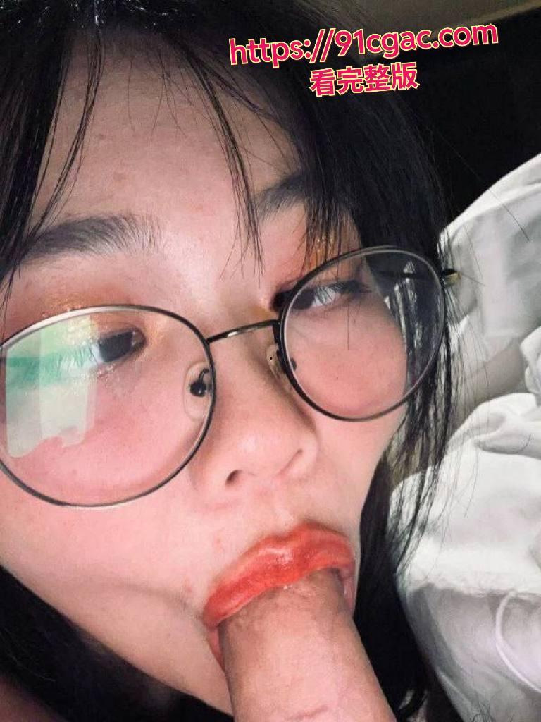 十个眼镜九个骚,长大嘴巴吃大肉棒,还一副意犹未尽的样子!!-3