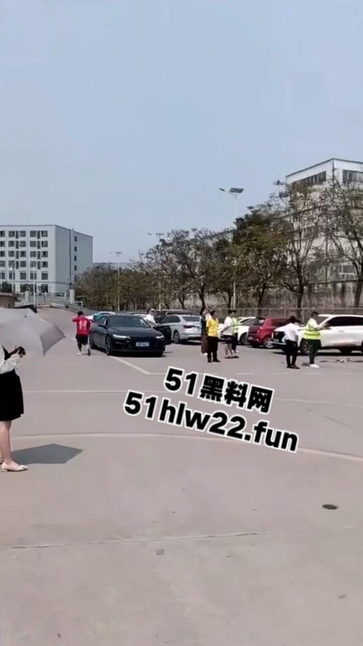 小刀拉屁股开了眼了，宜宾长宁驾校一教练教女学员开车一脚开飞直接上树，这车技也是没谁了！-2