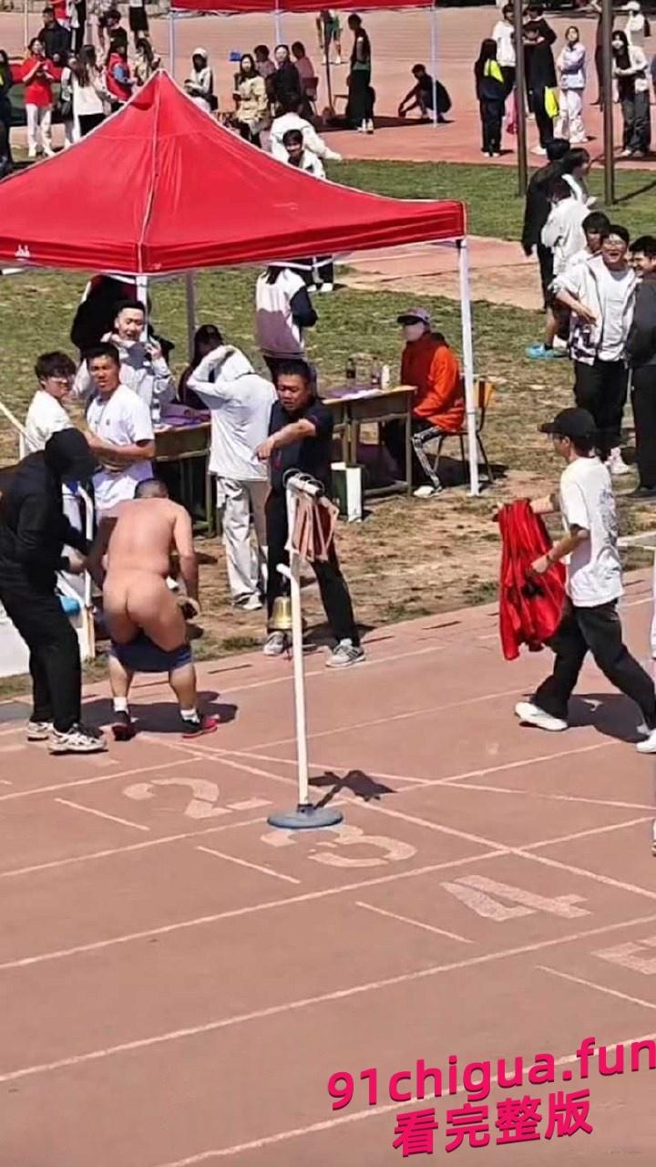 河北石家庄邮电学院5000米赛跑途中何林明在最后50米冲刺时裸奔！-3