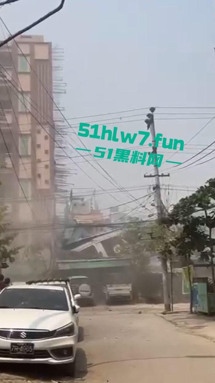 缅甸7.7级震后中国救援队紧急出手仍有众多受难者被压,高温湿臭蚁虫霍乱惨如地狱。-1