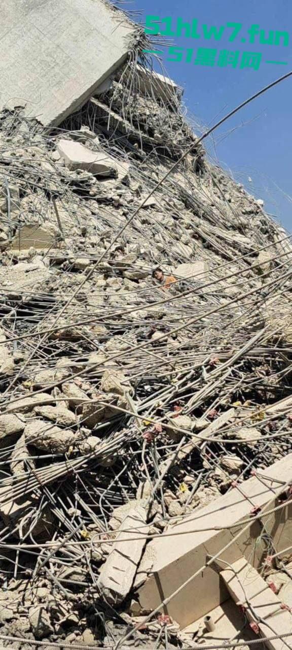 缅甸7.7级震后中国救援队紧急出手仍有众多受难者被压,高温湿臭蚁虫霍乱惨如地狱。-13