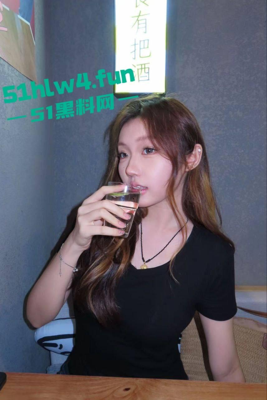 上海交通大学附属瑞金医院，捐精科护士【葛欣怡】高颜值大奶骚母狗，偷情视频被曝光。-5