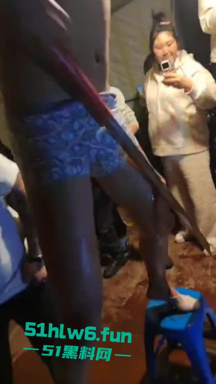 辽宁营口大石桥低俗表演现场实拍,各种钢针穿刺,铁链穿肉拉伸玩的真够变态的啊。-6