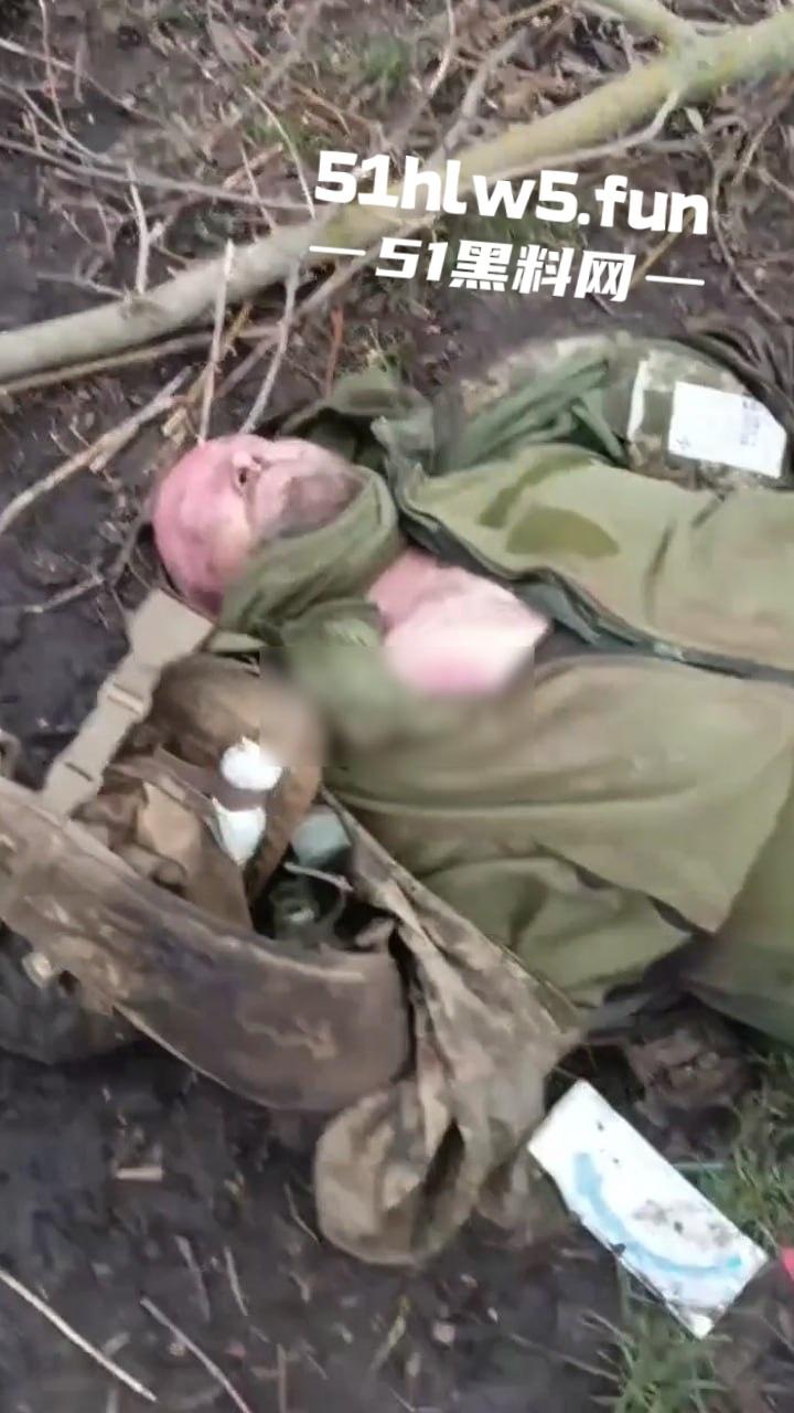 【血腥恐怖】俄乌战场战后清扫,到处都是早已腐烂的士兵尸体,现场视频画面流出。-2