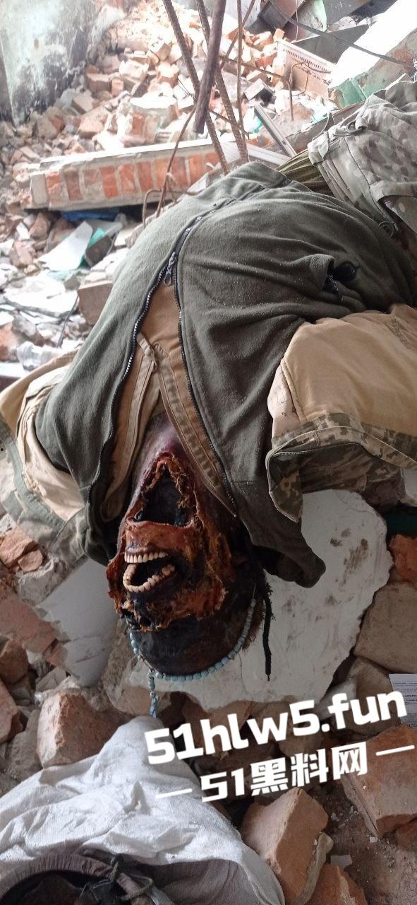 【血腥恐怖】俄乌战场战后清扫,到处都是早已腐烂的士兵尸体,现场视频画面流出。-5