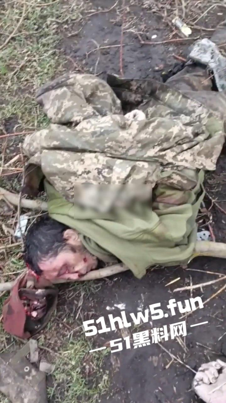【血腥恐怖】俄乌战场战后清扫,到处都是早已腐烂的士兵尸体,现场视频画面流出。-7