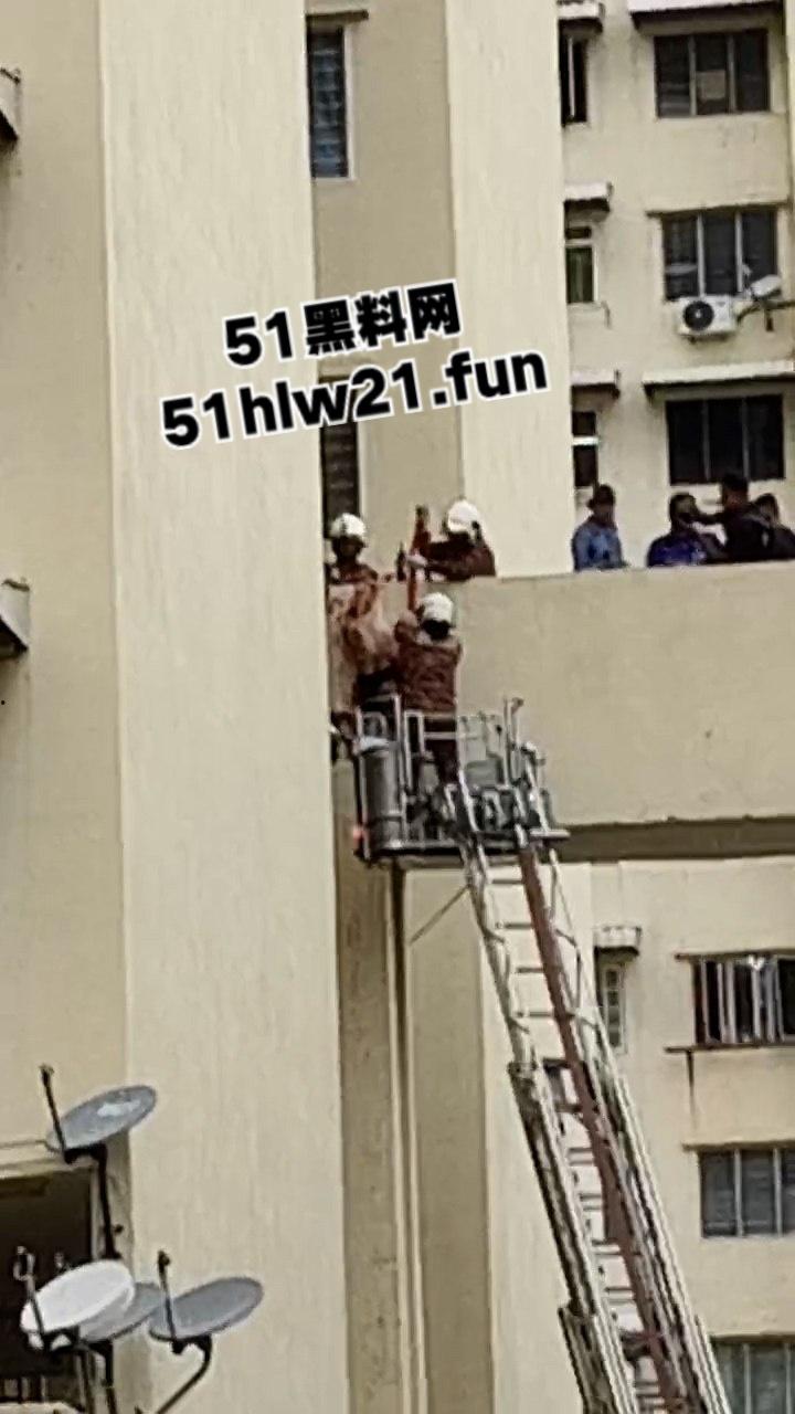 血腥慎入!男子跳楼被腰斩上体消失肠血乱飞,处理现场人员的心理阴影面积有点大!-3