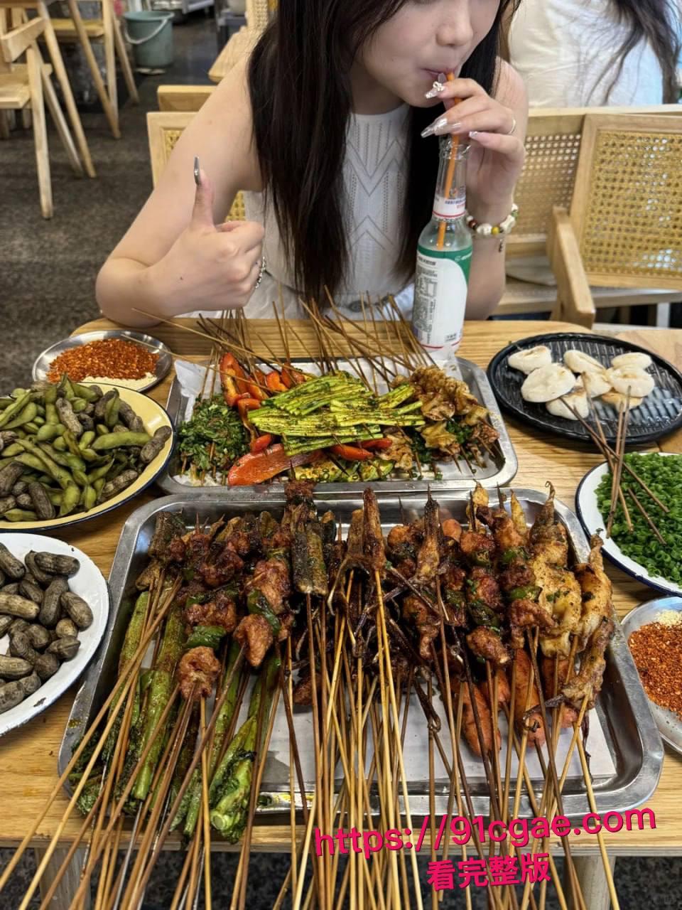 约了个颜值超高的学生妹，身材也是顶级，穿上黑丝主动坐在我鸡巴上！-5