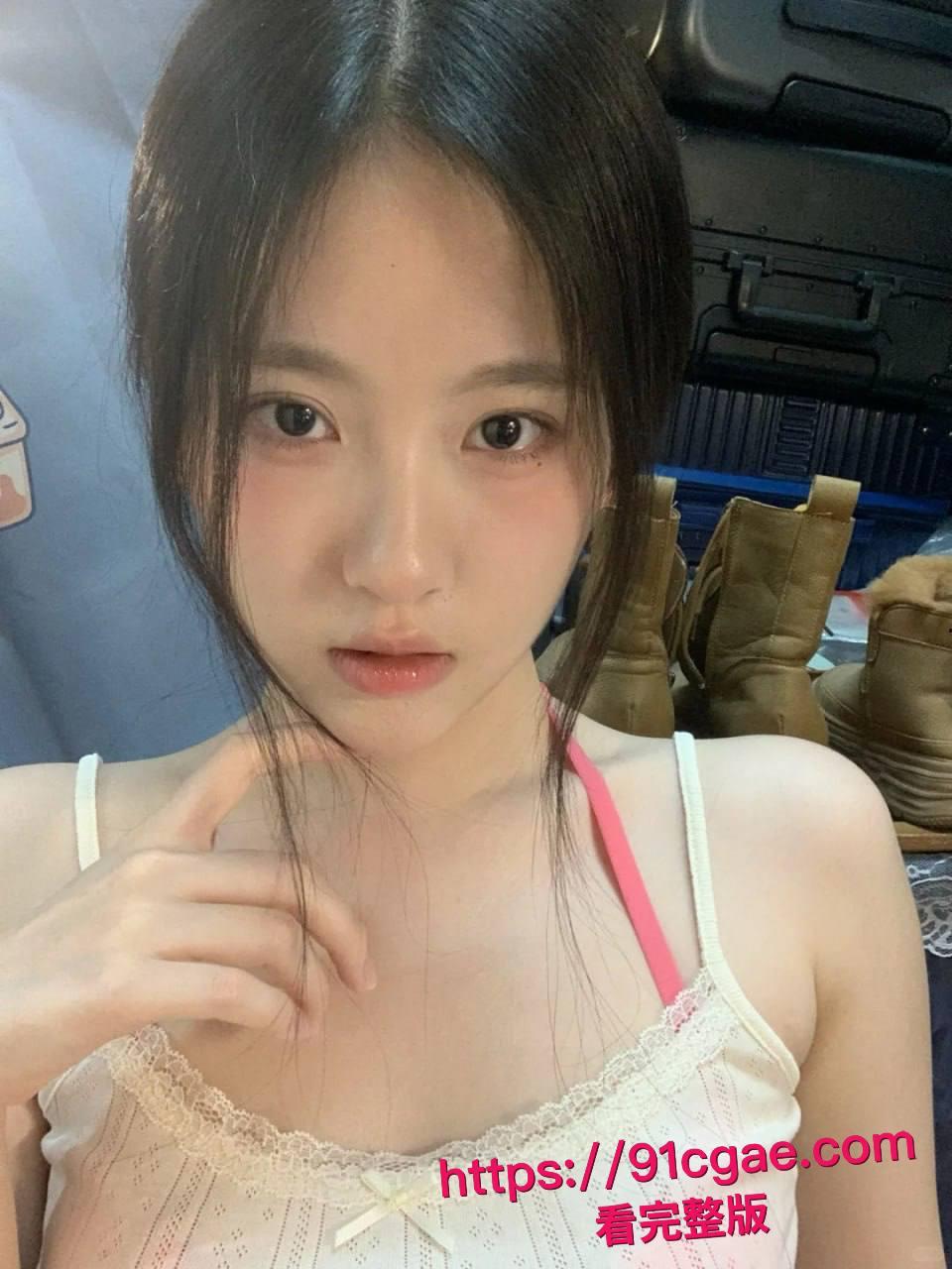 约了个颜值超高的学生妹，身材也是顶级，穿上黑丝主动坐在我鸡巴上！-6