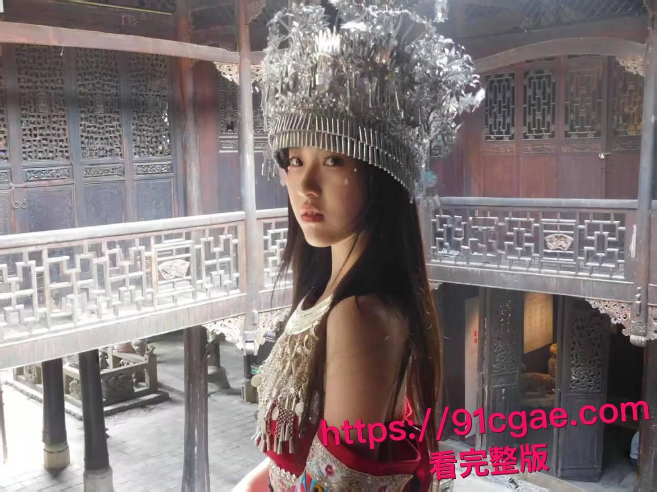 约了个颜值超高的学生妹，身材也是顶级，穿上黑丝主动坐在我鸡巴上！-8