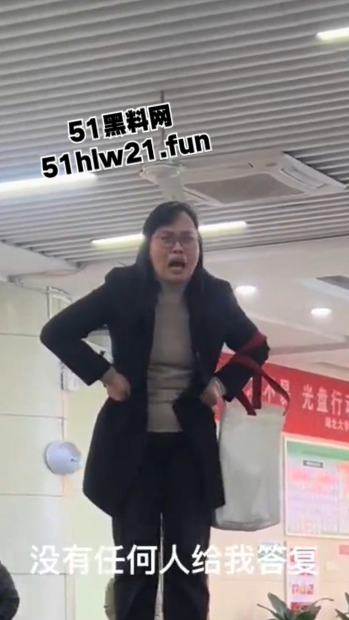 湖北大学女教师，在食堂痛哭发声称让学生看看体制的悲哀，自己老公在学校被捅死三年全无说法。-2