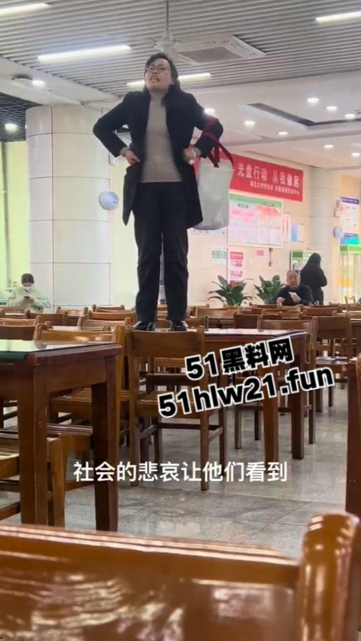 湖北大学女教师，在食堂痛哭发声称让学生看看体制的悲哀，自己老公在学校被捅死三年全无说法。-5