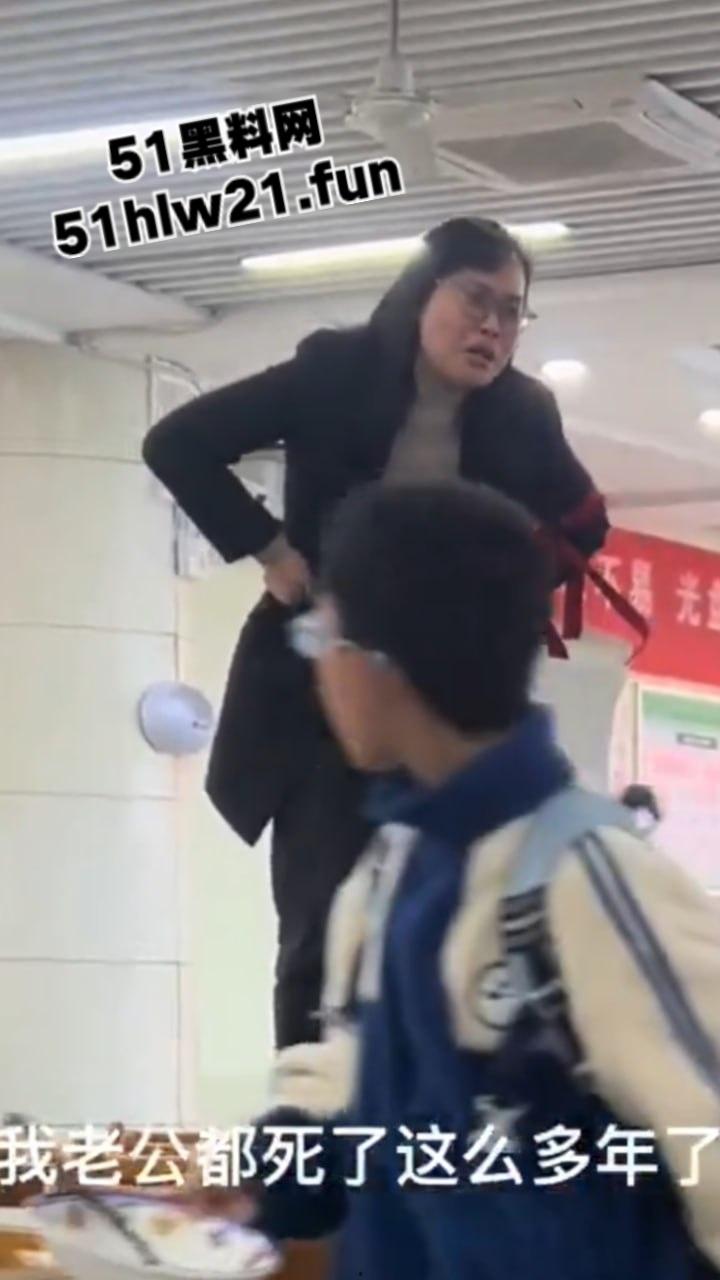 湖北大学女教师，在食堂痛哭发声称让学生看看体制的悲哀，自己老公在学校被捅死三年全无说法。-6