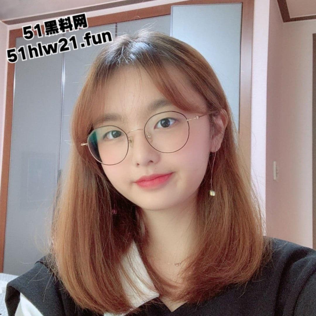 青春无敌可爱尤物,极品反差眼镜萝莉身材极品美乳粉嫩,果然带眼镜的最骚私下极度反差。-1