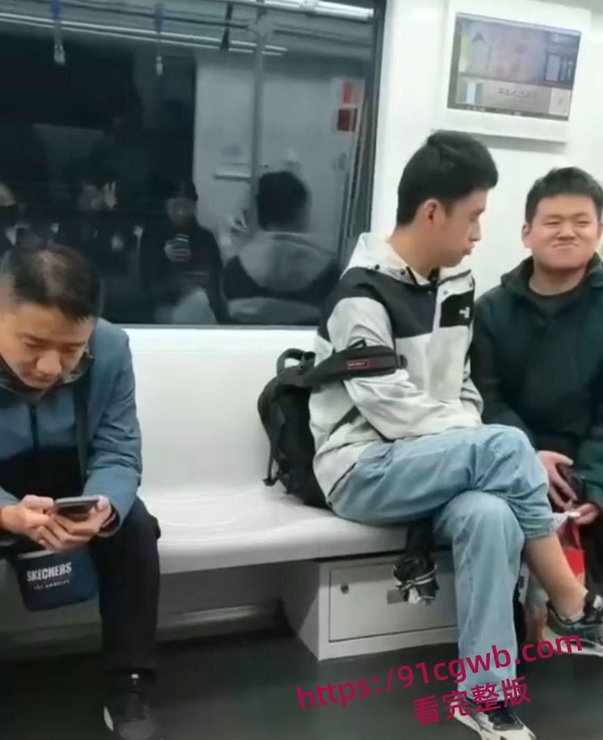 地铁上一对男同gay激吻狂秀恩爱 两男人舌头纠缠缠绵 身体紧贴互相摩擦 大庭广众下肆无忌惮-3