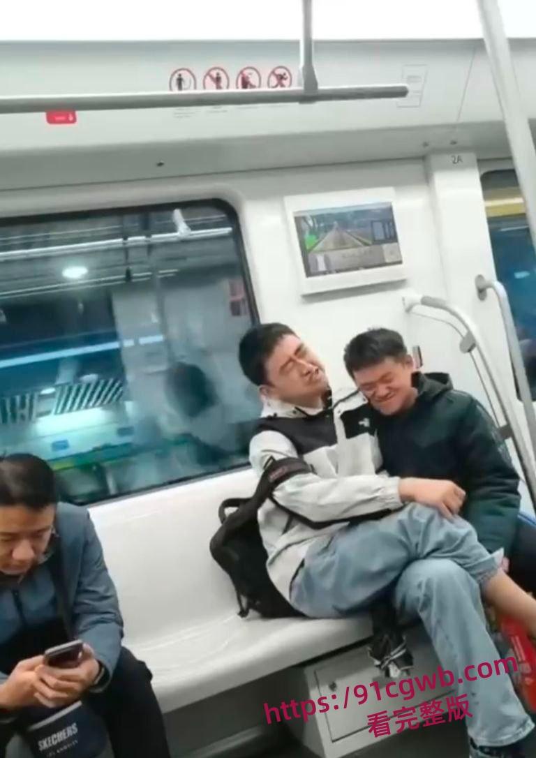 地铁上一对男同gay激吻狂秀恩爱 两男人舌头纠缠缠绵 身体紧贴互相摩擦 大庭广众下肆无忌惮-5