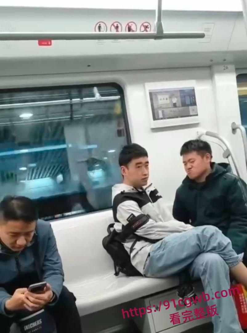 地铁上一对男同gay激吻狂秀恩爱 两男人舌头纠缠缠绵 身体紧贴互相摩擦 大庭广众下肆无忌惮-6