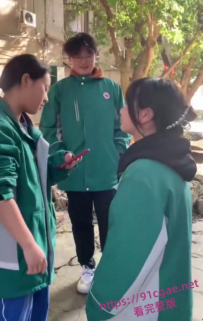 阆中中学女生霸凌事件 女高中生接连被扇大耳光不闪不避 硬气的一逼 男生们围观全程笑嘻嘻-2