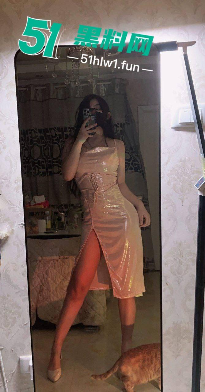 济南职业学院【唐芷瑶】玩反差六的批爆，表面清纯背地骚，制服口爆内射花活全开，最后玩够还找老实人续命？-1