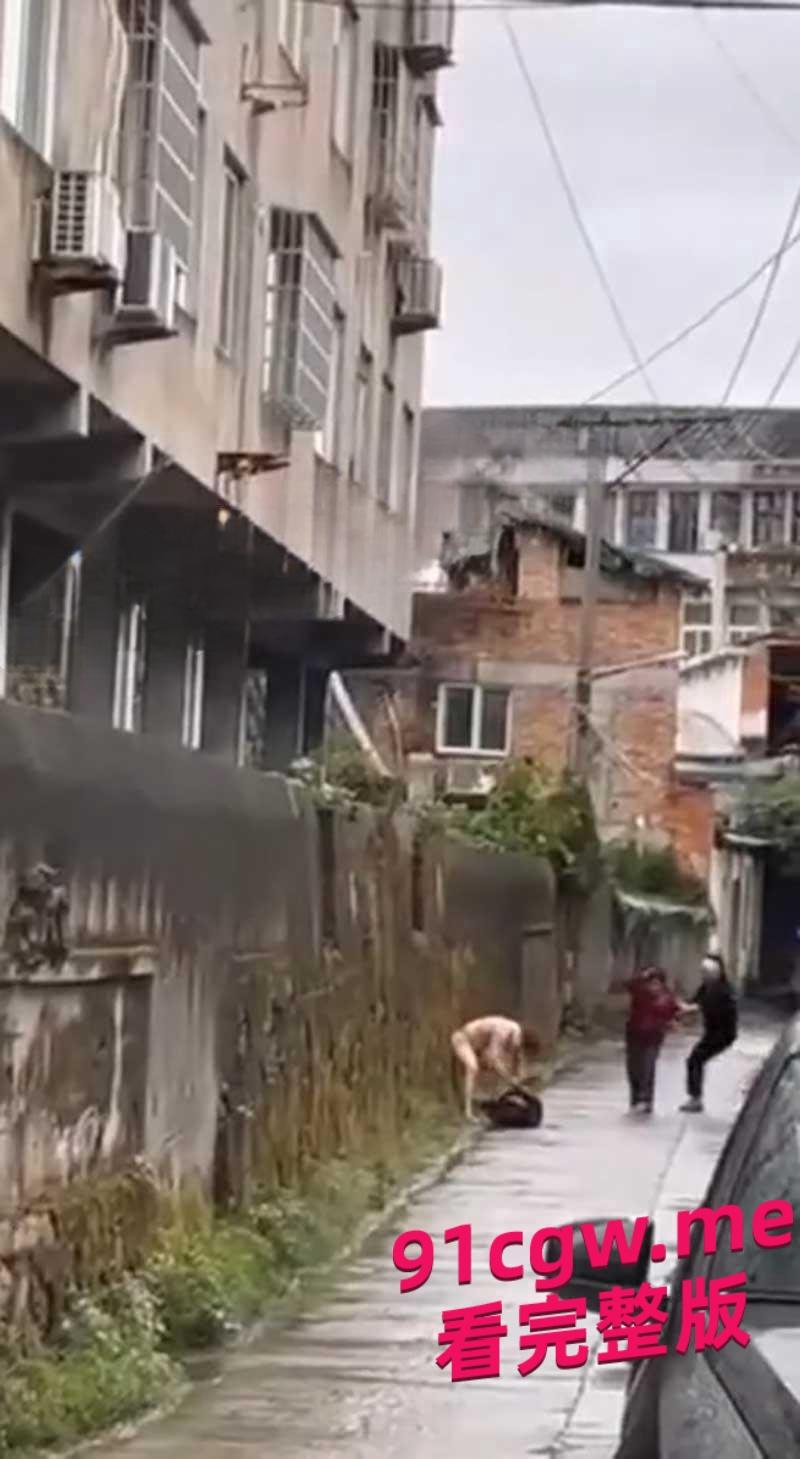 浙江平阳水头镇麻车路 一男子当街砍杀自己老父亲-3