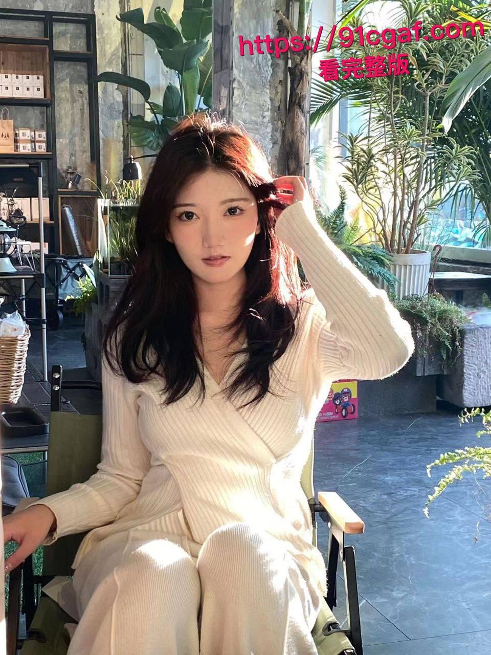 上海外国语大学反差婊 刘圆圆 被金主包养调教视频流出 黑丝开裆裤后入猛捅 被操到浪叫连连！-2