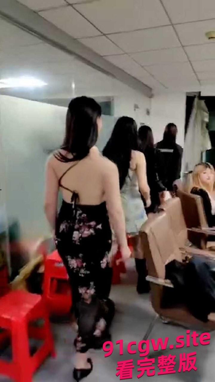 夜场会所ktv小姐面试现场 肤白貌美清一色大长腿通过之后口试视频曝光-2