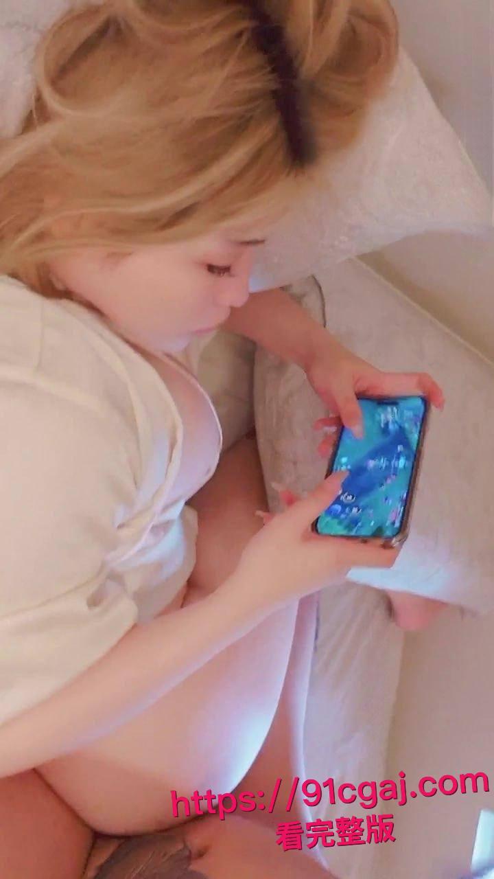 推特60万粉网黄小浪货Kitty私拍视频疯传：边刷王者边挨大鸡巴狂操 内射到逼水四溅满沙发！-6