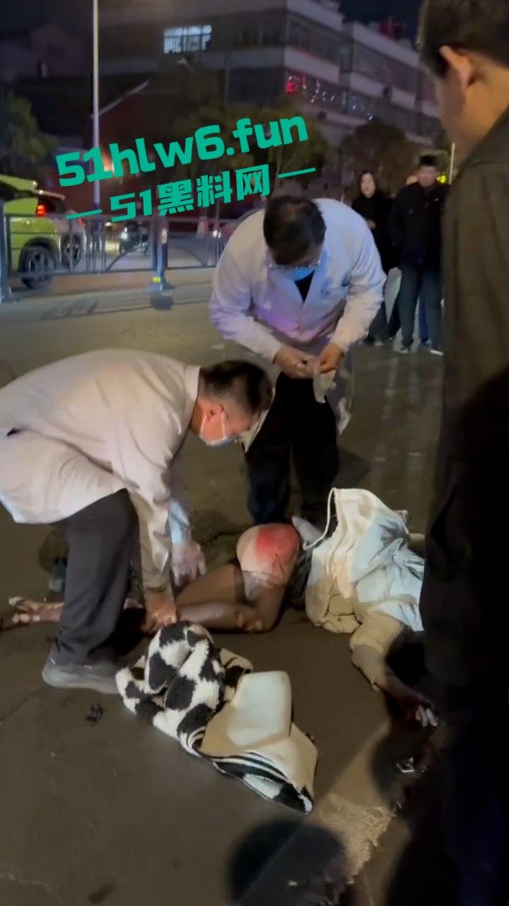 精神小伙带美女飙车失控撞车当场超度,黑丝美女瞬间被摔成麻花扭成三折叠。-3