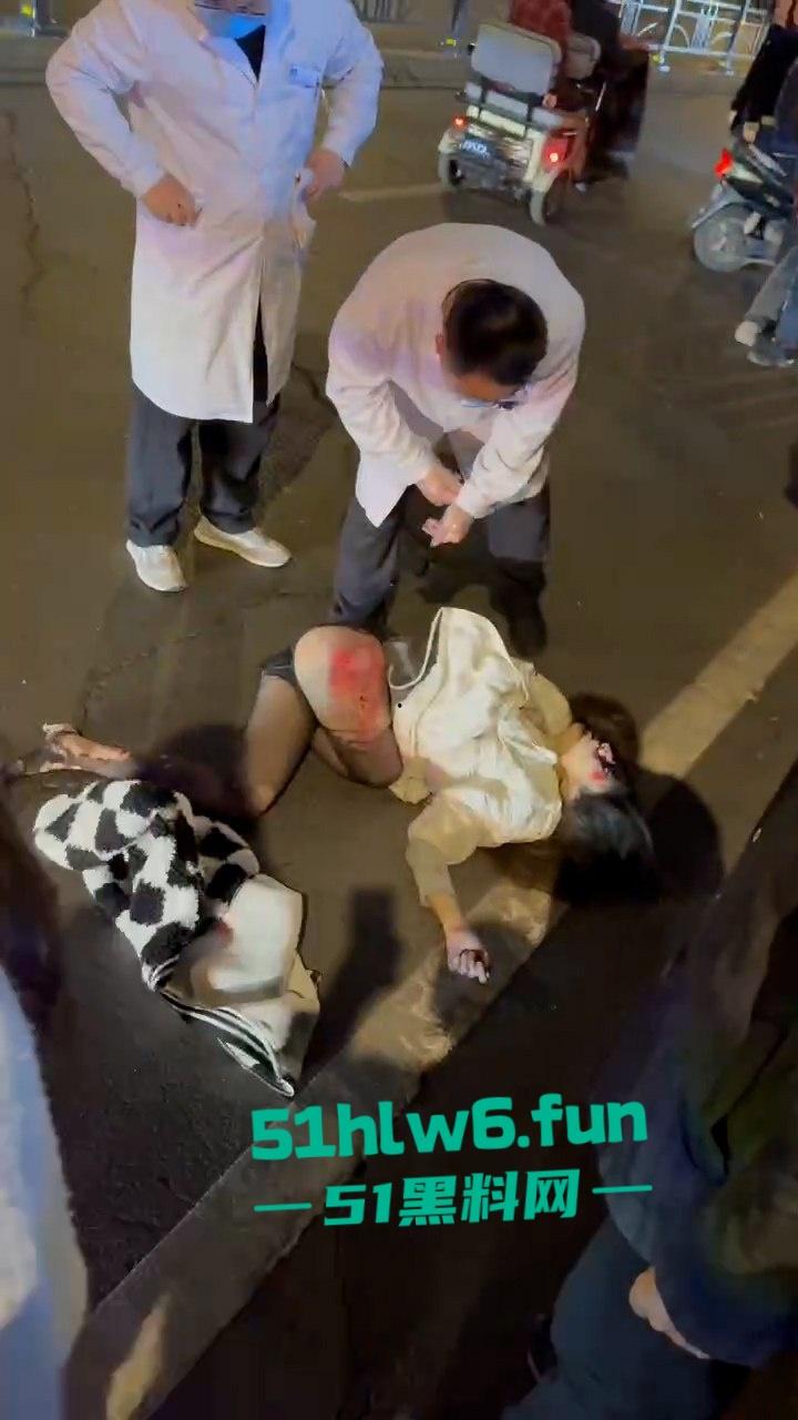 精神小伙带美女飙车失控撞车当场超度,黑丝美女瞬间被摔成麻花扭成三折叠。-5