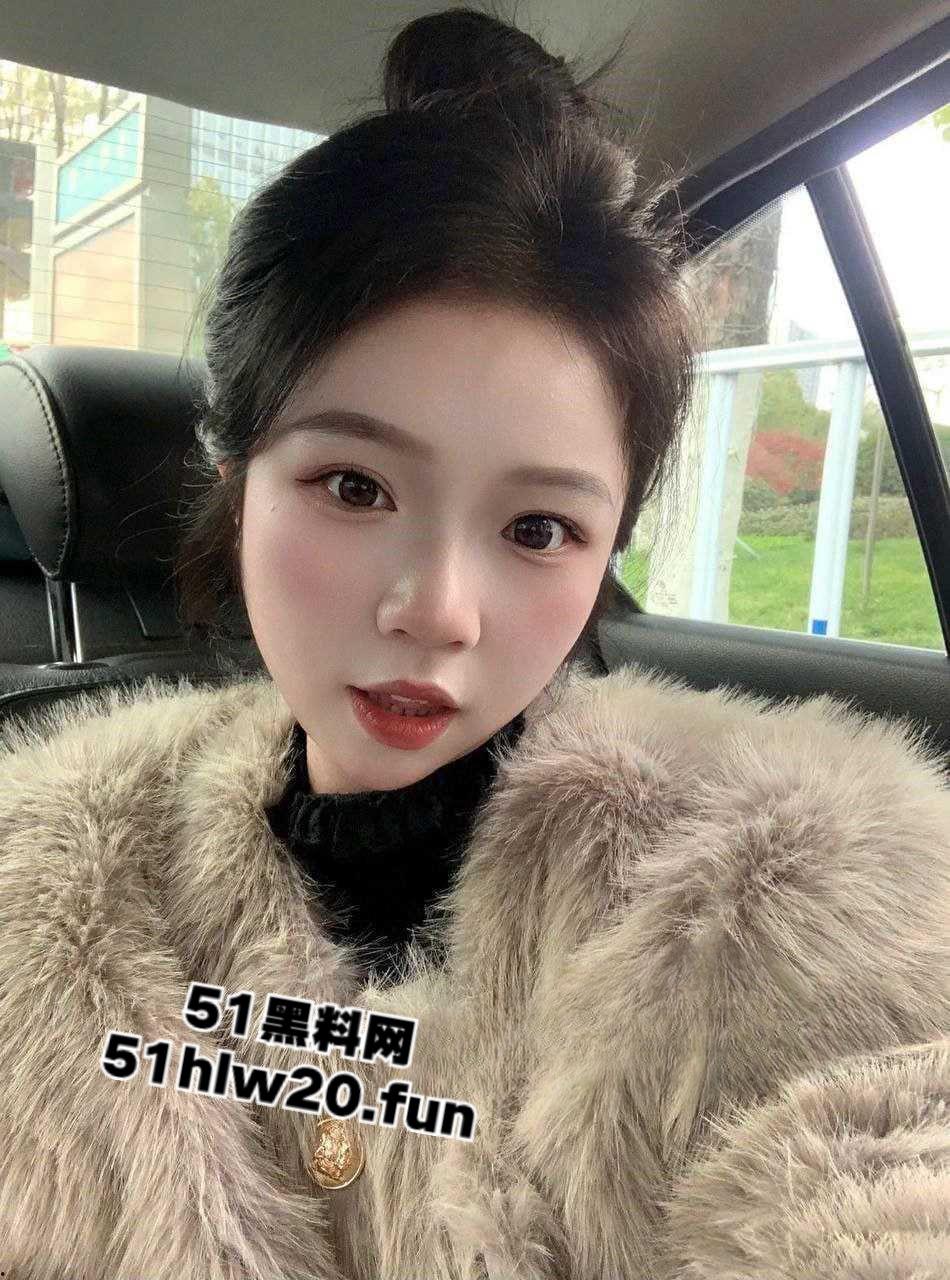 极品人妻，居家性爱福利视频流出，高超熟练的口技令人惊叹，抓臀猛操干的骚货高潮不止。-6