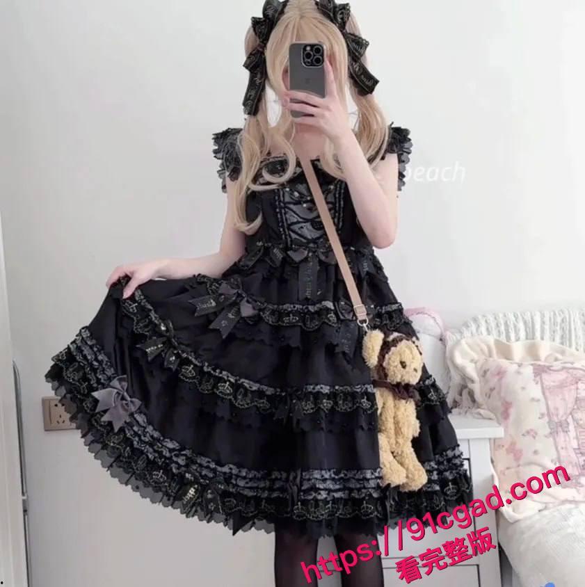 极品萝莉福利姬 仙仙桃 黑色洛丽塔自慰秀，喷水喷到镜子都花了-6