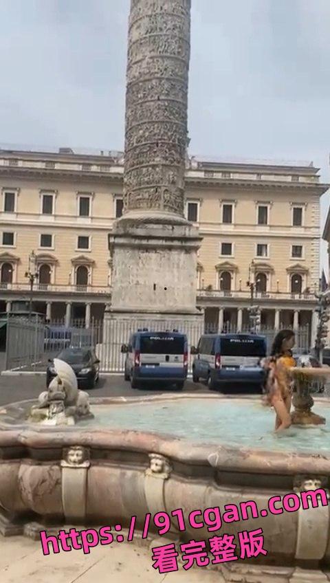 意大利罗马光天化日之下 妹子在圆柱广场中心的喷泉里裸泳！！！-1