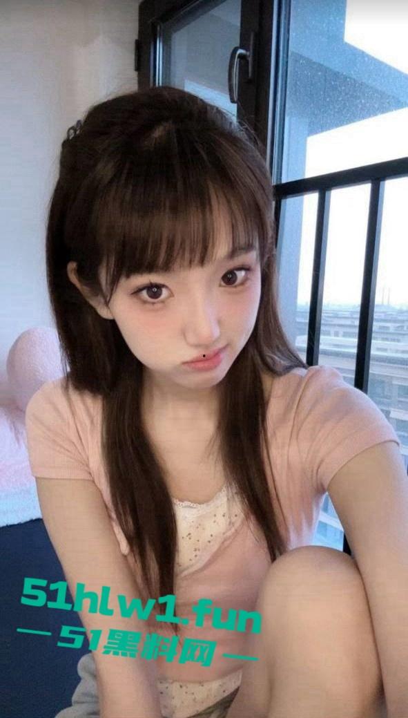 湖南长沙反差女大学生【刘子玥】 soul上撩骚约炮视频裸聊,隔着镜头伸出舌头接网友精液。-4