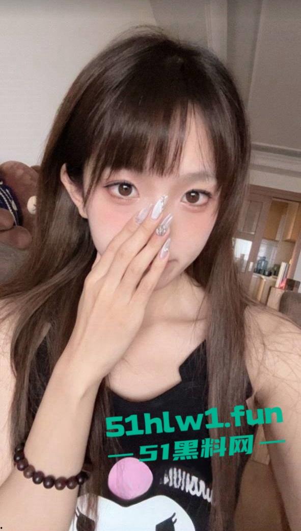 湖南长沙反差女大学生【刘子玥】 soul上撩骚约炮视频裸聊,隔着镜头伸出舌头接网友精液。-5