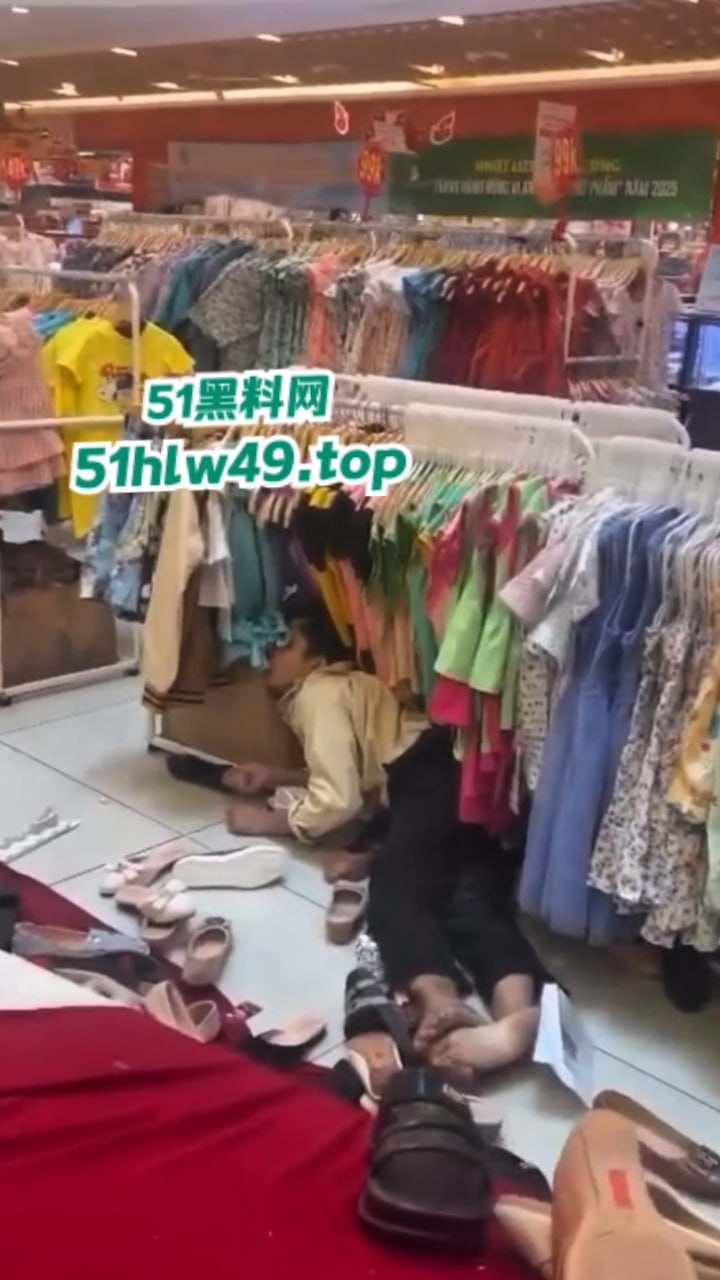 广东佛山万达广场,男子跳楼自杀监控画面流出,疑似感情受挫婚后竟被渣女带走全部财产想不开。-3