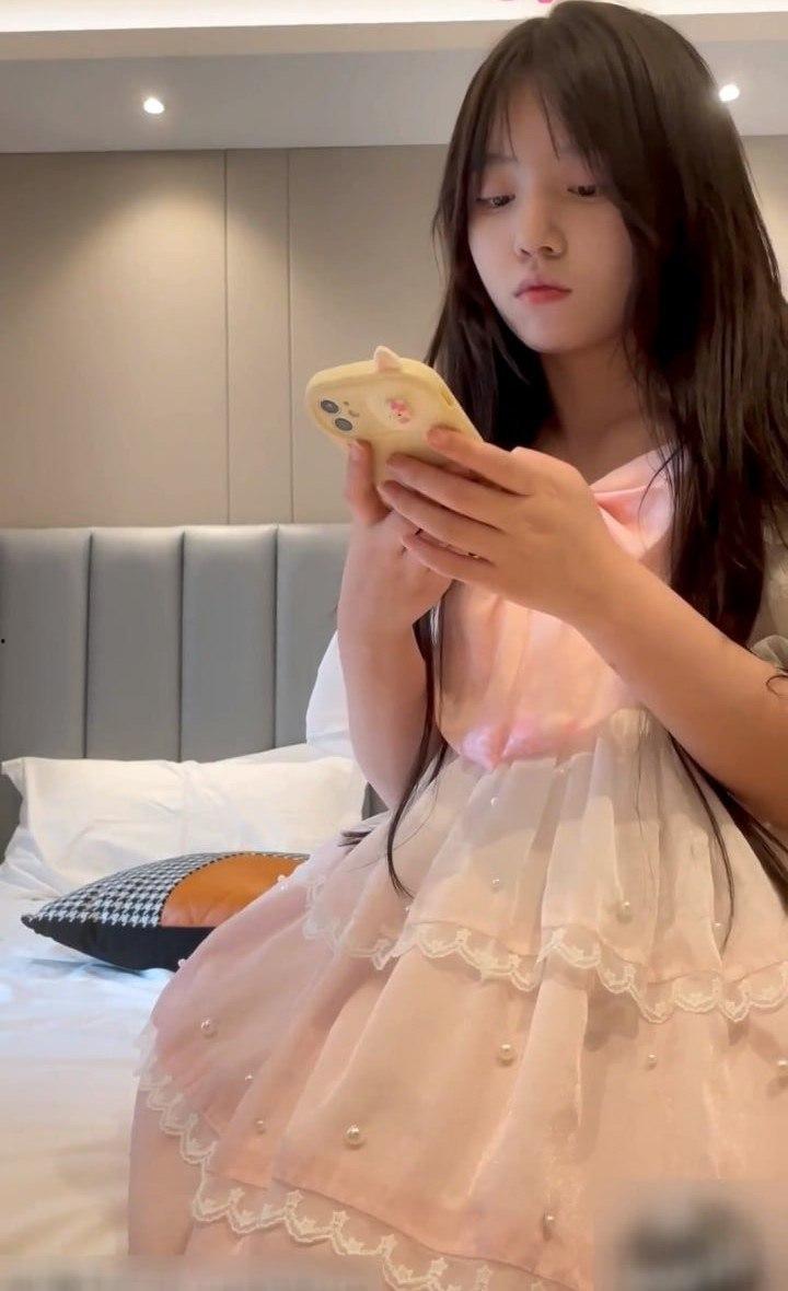 粉红君3000约的小熊书包妹子，她那熟练的数钱放进背包，真的让人心碎啊！-1