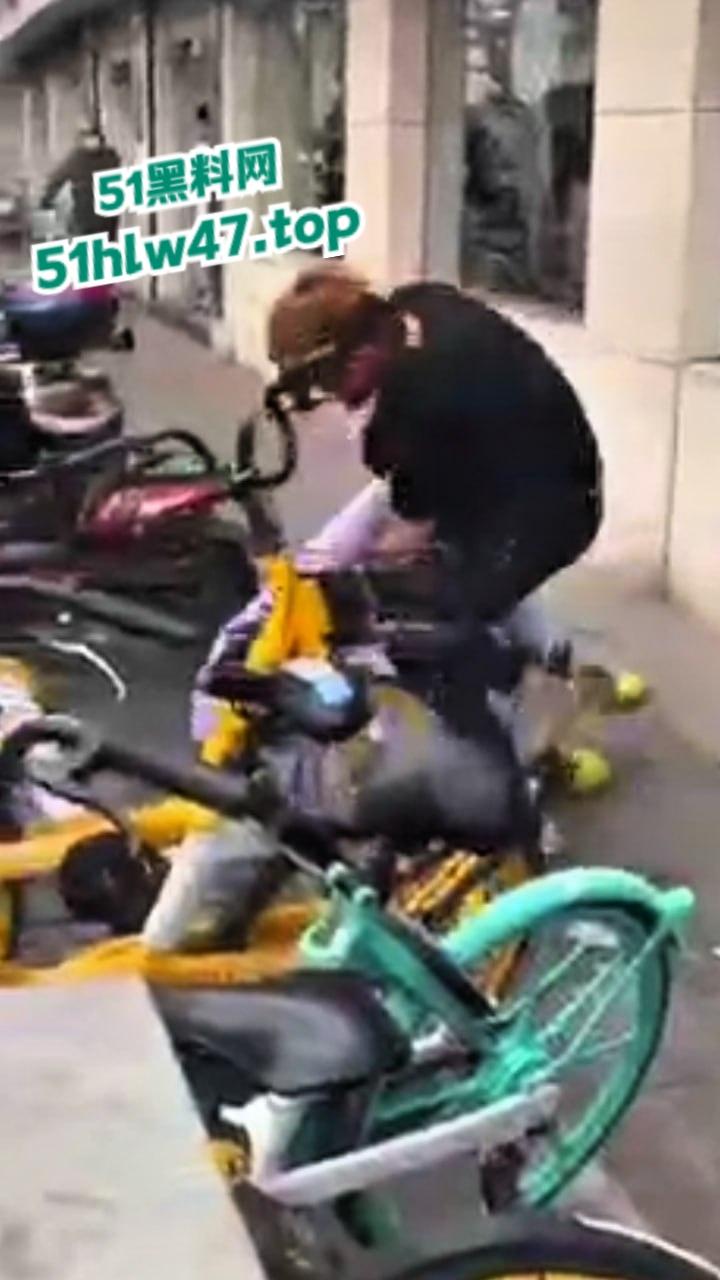 广州黑人被精神小伙爆揍，网友恶嘲这是汉人殖民者，在广坎达街头殴打土著，原来广州早已被黑人占领了啊！-5