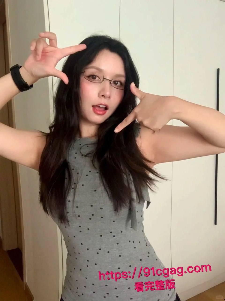 阳痿的好兄弟为了刺激就迷翻她老婆邀请我一起操，两人轮流无套操翻她的骚逼！-4