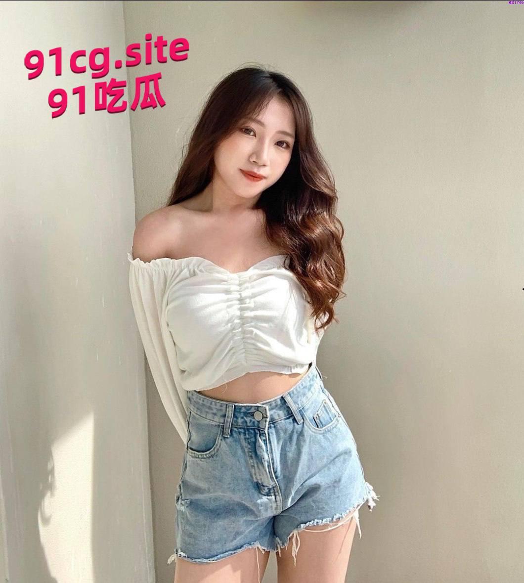 极品小网红被金主调教视频流出,在床上和水池里配合口交 潮吹-1