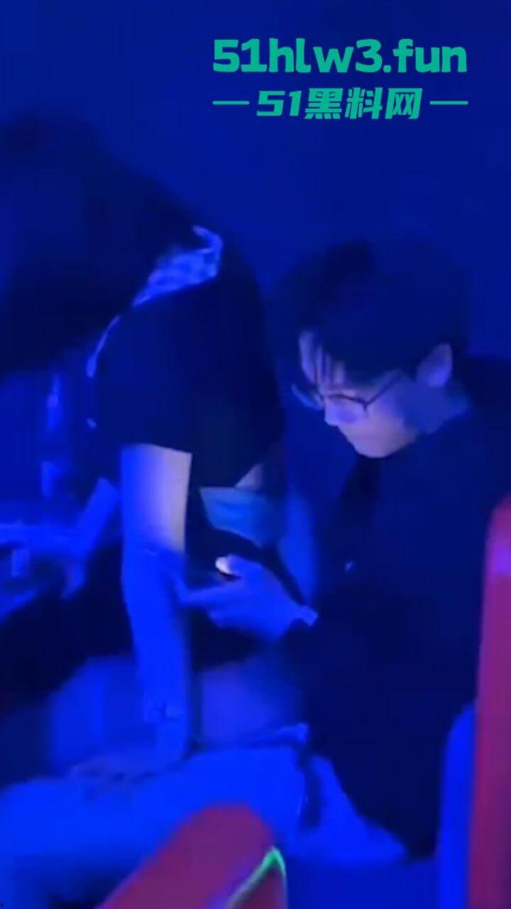 辽油三高学生【王庸昊】与女同学在酒吧现场doi被拍,桌底吃鸡上位骑乘刺激爆棚。-1