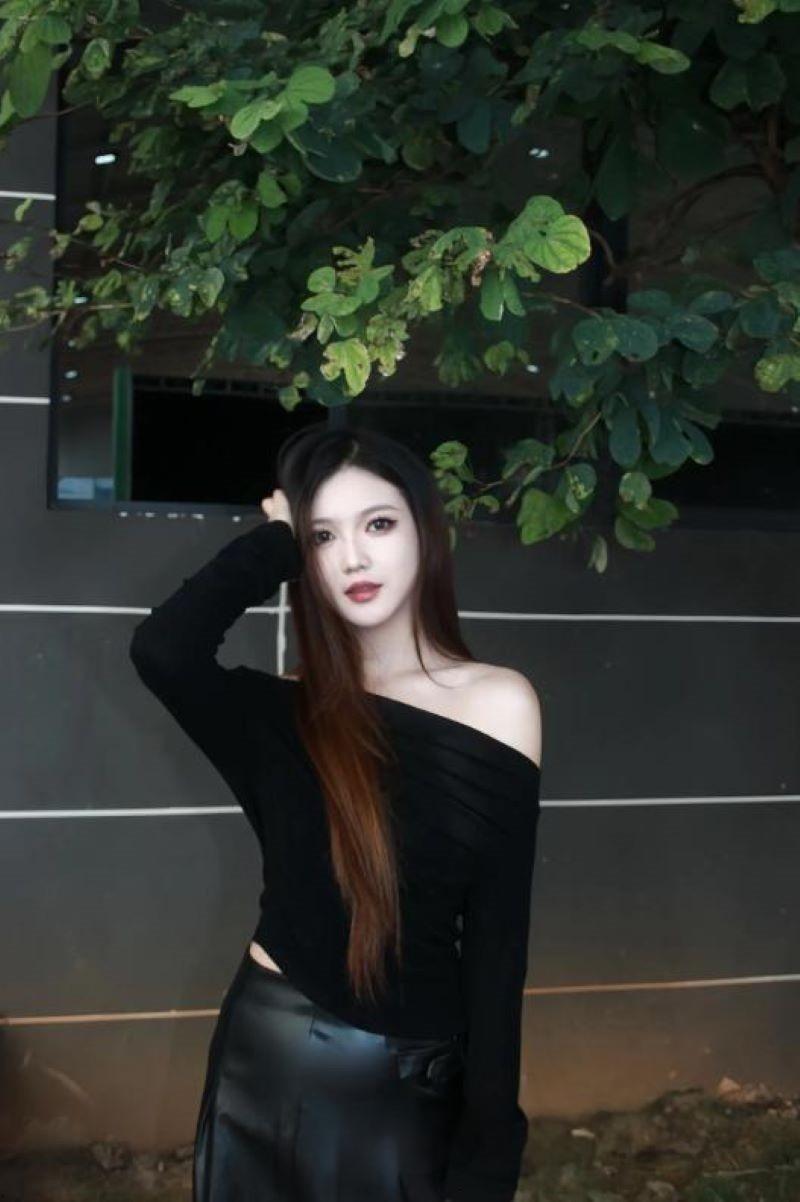 【云南】清纯美女 十三妖 性爱视频曝光 深情舔屌口活一流 翘臀遭猛烈打桩 惨叫连连-6