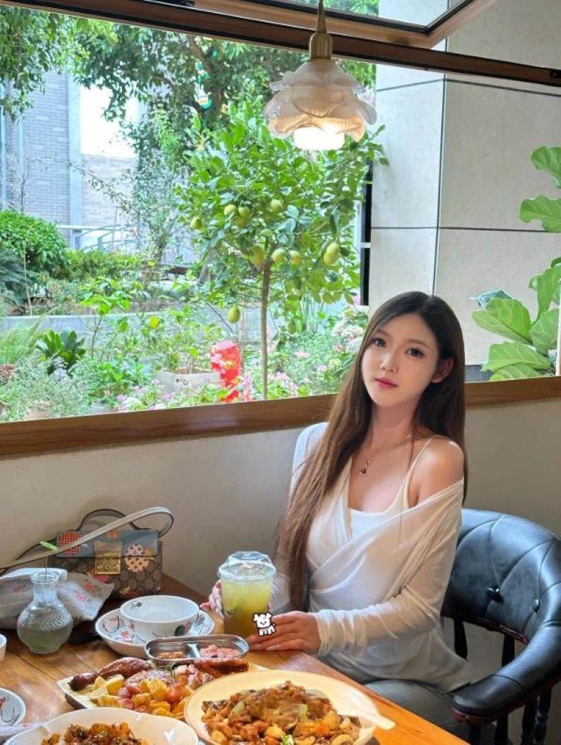 【云南】清纯美女 十三妖 性爱视频曝光 深情舔屌口活一流 翘臀遭猛烈打桩 惨叫连连-7