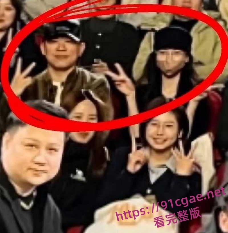 纯欲天花板易梦玲继马思维后再曝新恋情 与胡彦斌马尔代夫当街热吻被网友扒出-4